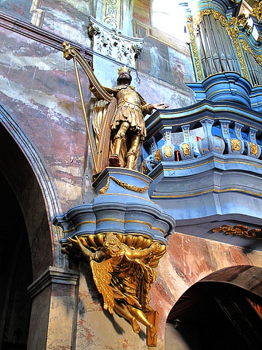 figura króla Dawida z harfą, na cokole obok organów