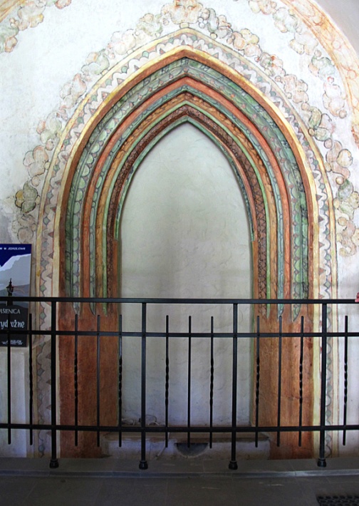 odsłonięty gotycki portal w krużgankach klasztornych