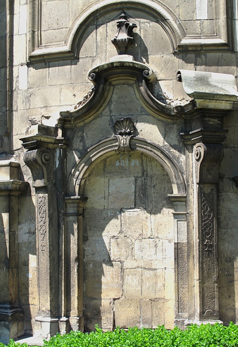 kościół klasztorny - zamurowany portal wschodni