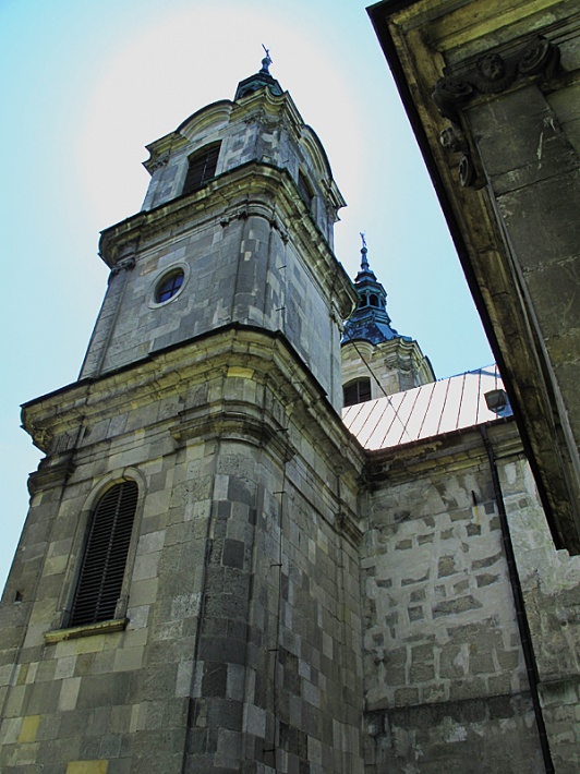 kościół klasztorny - barokowe wieże kościelne