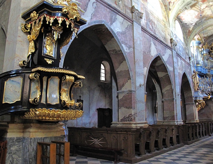 kościół klasztorny - nawa główna z barokową amboną