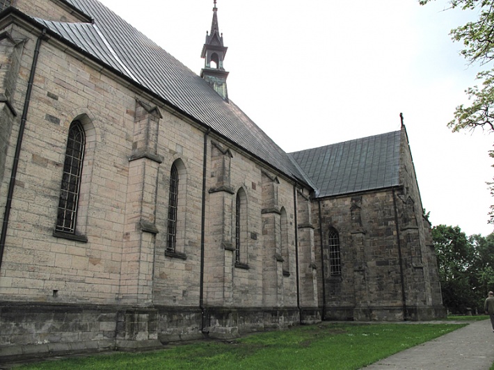 kościół św. Mikołaja w Żarnowie - ściana wschodnia z gotyckim, wschodnim ramieniem transeptu