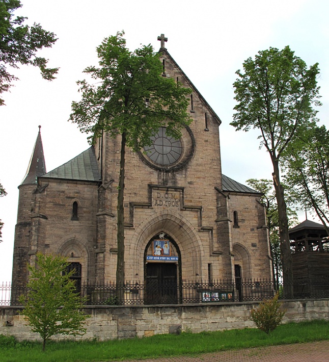 Żarnów - neogotycka fasada nowego kościoła św. Mikołaja