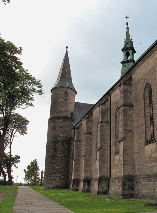 kościół św. Mikołaja w Żarnowie - ściana zachodnia z romańską wieżą w zachodnim, romańskim ramieniu transeptu
