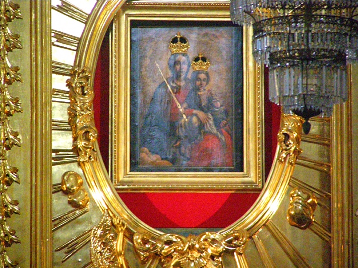 wizerunek Trybunalskiej Pani w złoconym owalu, w ołtarzu głównym