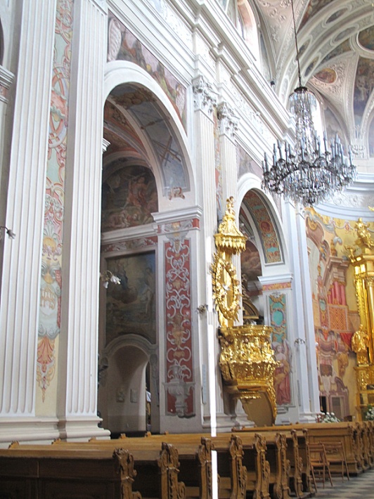kościół jezuitów - nawa główna, widok na złoconą ambonę i w kierunku kaplic wschodnich