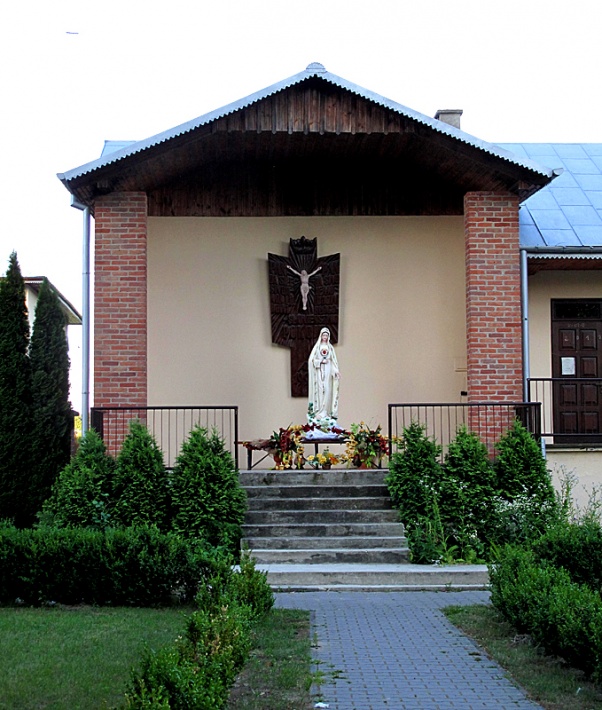 kapliczka obok kościoła w Zakrzówku