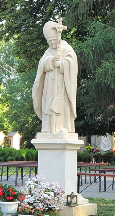 pomnik Jana Pawła II przed kościołem św. Mikołaja