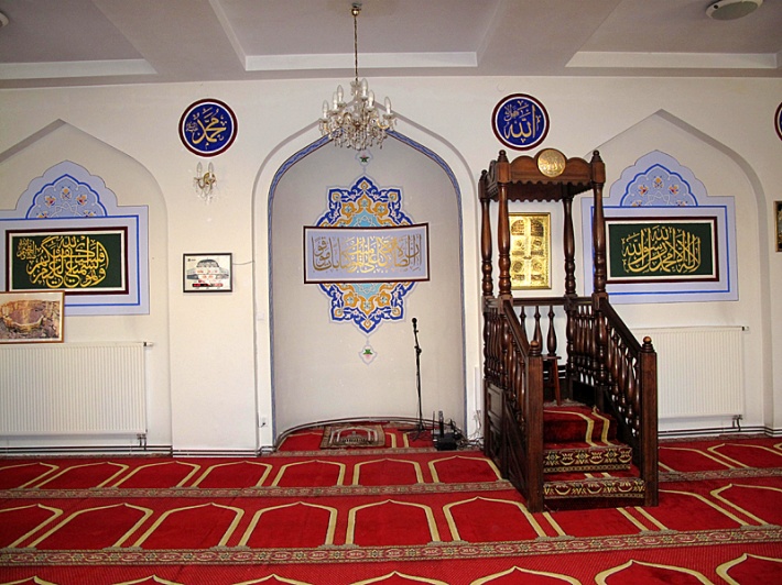 meczet - sala modlitewna z wnęką (mihrab) i kazalnicą (minbar)
