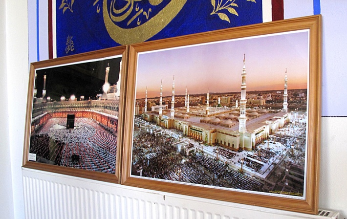 dekoracja sali modlitewnej w warszawskim meczecie - widok meczetów w Mekce i w Medynie