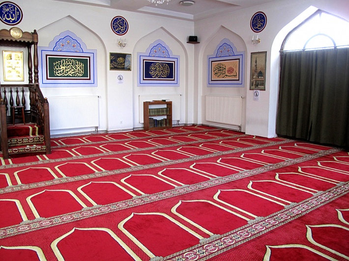 meczet - musalla, z lewej widoczny minbar
