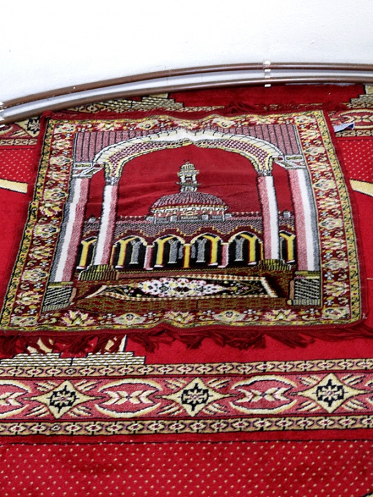 dywanik modlitewny imama we wnęce (mihrab)