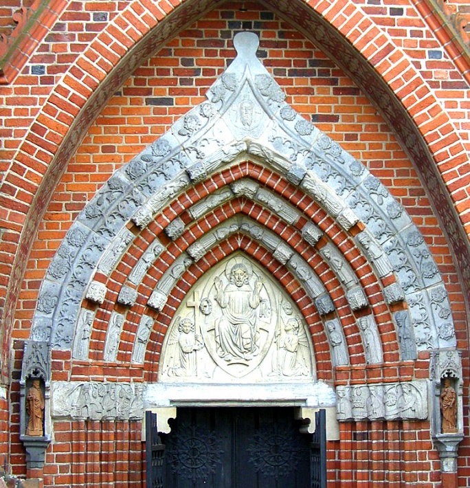 katedra w Pelplinie - zwieńczenie gotyckiego portalu z XIX-wiecznym tympanonem