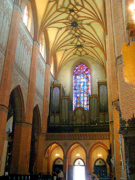 katedra w Pelplinie - empora zachodnia z XIX-wiecznymi organami