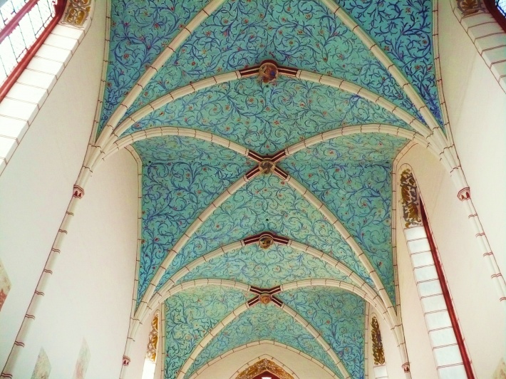 Błękitna barokowa polichromia gotyckiego sklepienia prezbiterium