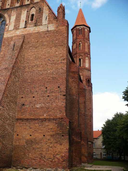 Gotycka wieżyczka przy prezbiterium