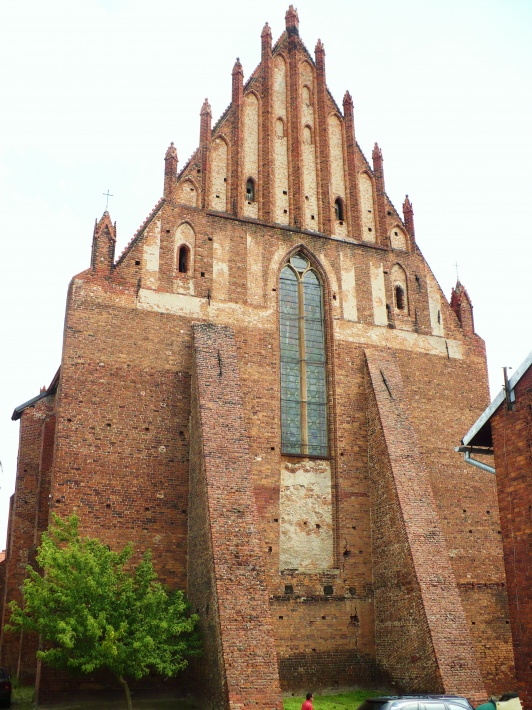 Gotycki szczyt ozdobiony licznymi pinaklami