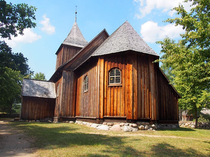 Skansen we Wdzydzach Kiszewskich - kościół św. Barbary z początku XVIII wieku ze wsi Swornegacie