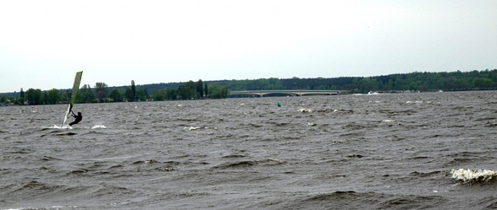 Jezioro Zegrzyńskie - w oddali most w Zegrzu