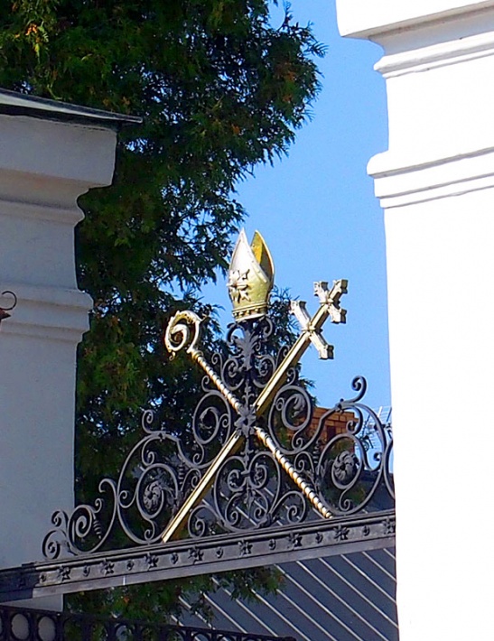 kościół Nawiedzenia NMP w Sejnach - zwieńczenie bramy głównej