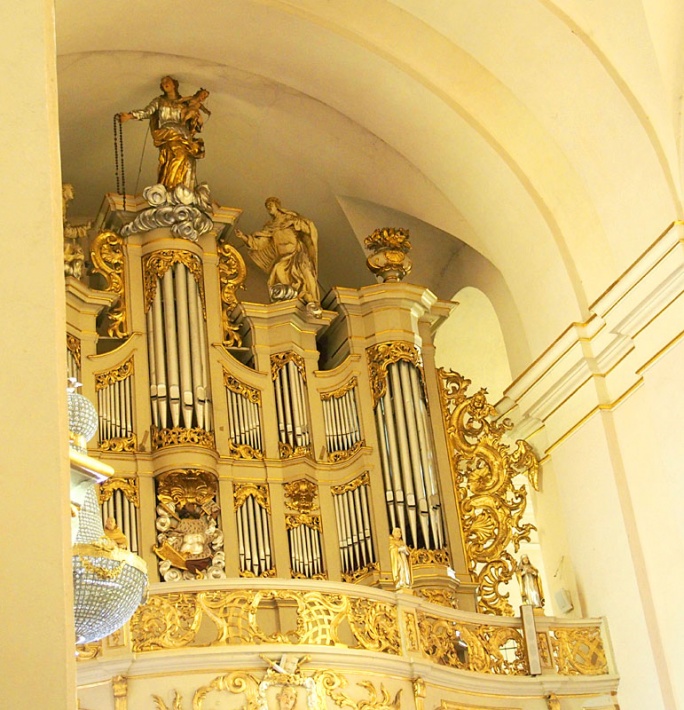 kościół Nawiedzenia NMP w Sejnach - barokowy prospekt organowy w nawie głównej