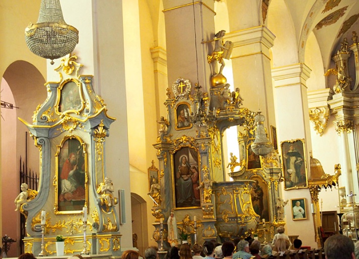 kościół Nawiedzenia NMP w Sejnach - ołtarze boczne przy filarach
