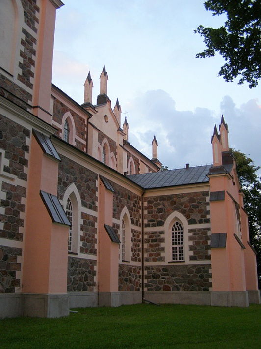 Puńsk - kościół, prawa nawa i kaplica MB Królowej Świata