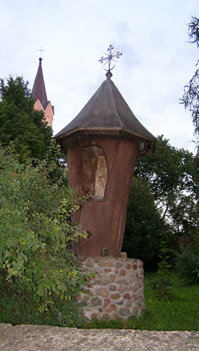 Puńsk - drewniana kapliczka przy kościele