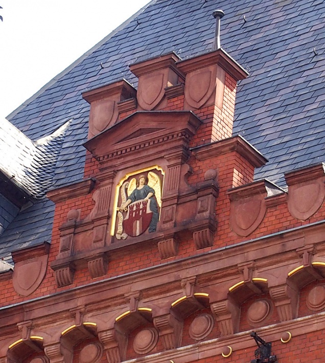 Toruń - herb Torunia na fasadzie Dworu Artusa