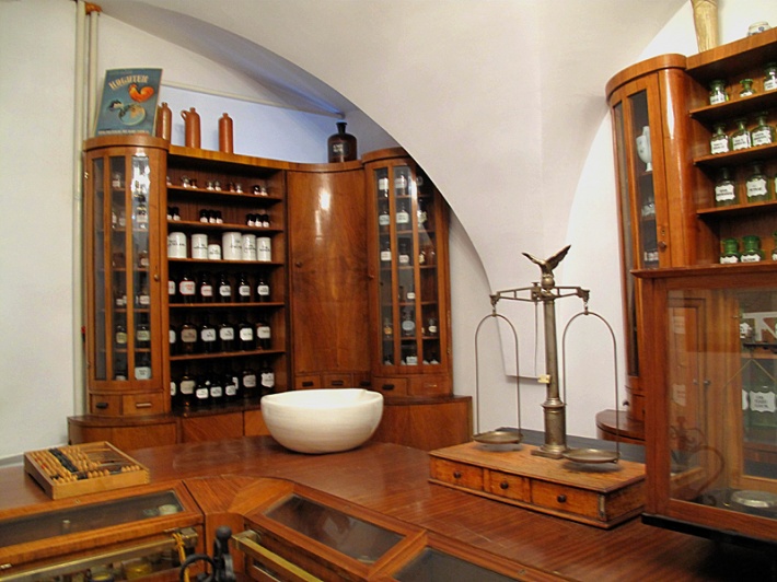 Muzeum Farmacji - sala ekspedycyjna apteki