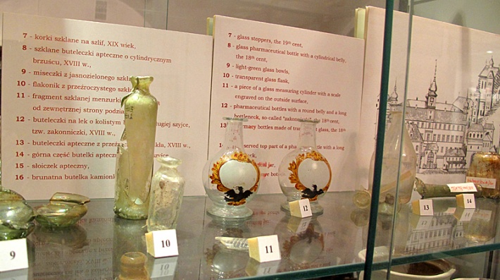 Muzeum Farmacji - naczynia apteczne pochodzące z wykopalisk przy Zamku Królewskim