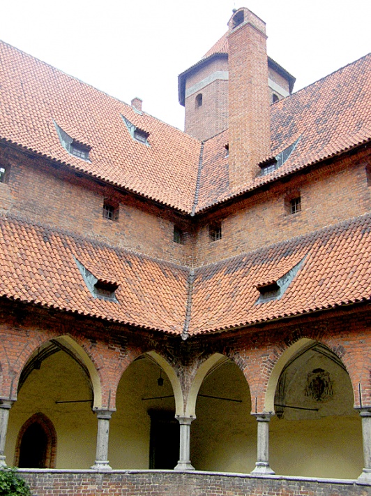 Lidzbark Warmiński - krużganek I piętra i dach z oknami poddasza od strony dziedzińca zamkowego