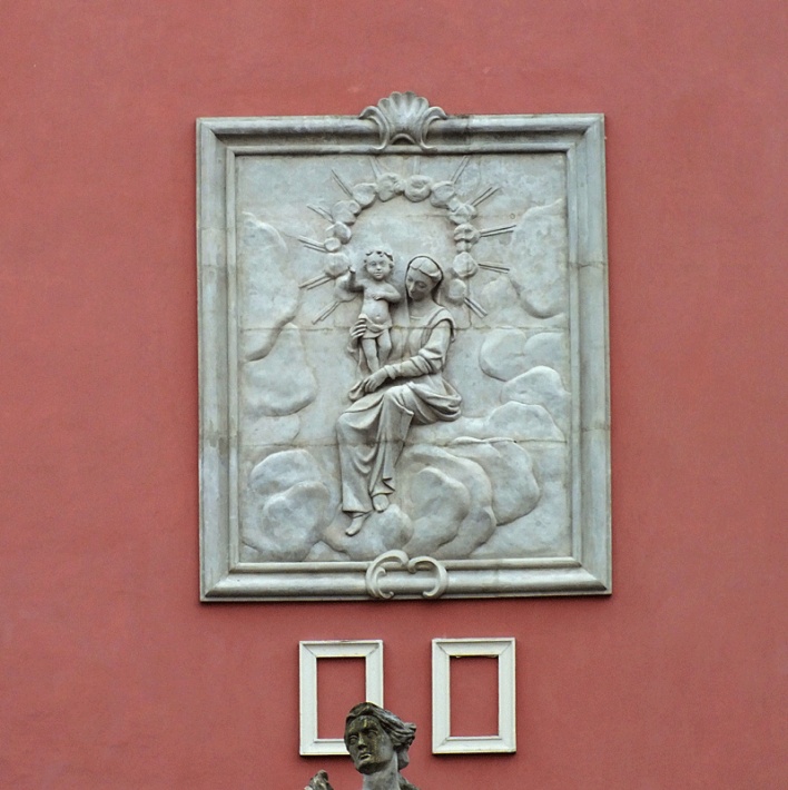 Zamek biskupi w Lidzbarku Warmińskim - płaskorzeźba na elewacji wieży zegarowej przedzamcza płd.