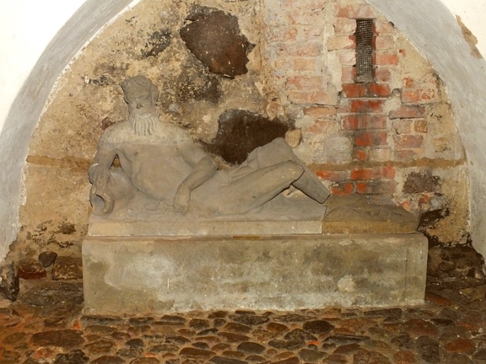Zamek biskupi w Lidzbarku Warmińskim - drugi poziom piwnic, uszkodzony posąg