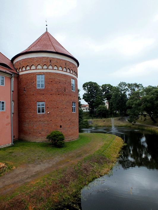 Zamek biskupi w Lidzbarku Warmińskim - wielka, narożna baszta cylindryczna, obecnie włączona w kompleks hotelu &quot;Krasicki&quot;