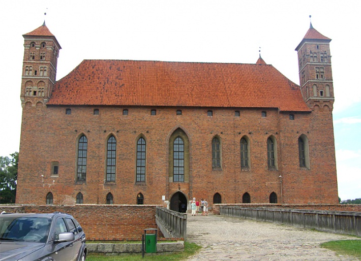 Lidzbark Warmiński - zamek biskupi od strony przedzamcza południowego z mostem nad suchą fosą