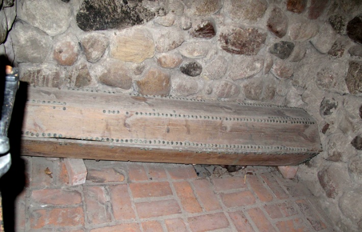 krypty św. Jana - XVII-wieczna trumna w dawnej krypcie