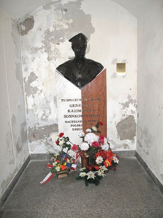 krypty św. Jana - popiersie i urna z prochami Kazimierza Sosnkowskiego