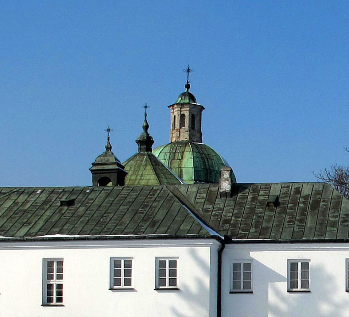 dachy kościoła św. Antoniego na Czerniakowie, widziane z dziedzińca klasztornego