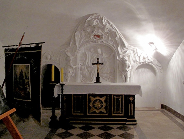 kościół św. Antoniego z Padwy - kaplica w krypcie grobowej, płaskorzeźba &quot;Wskrzeszenie Piotrowina&quot;