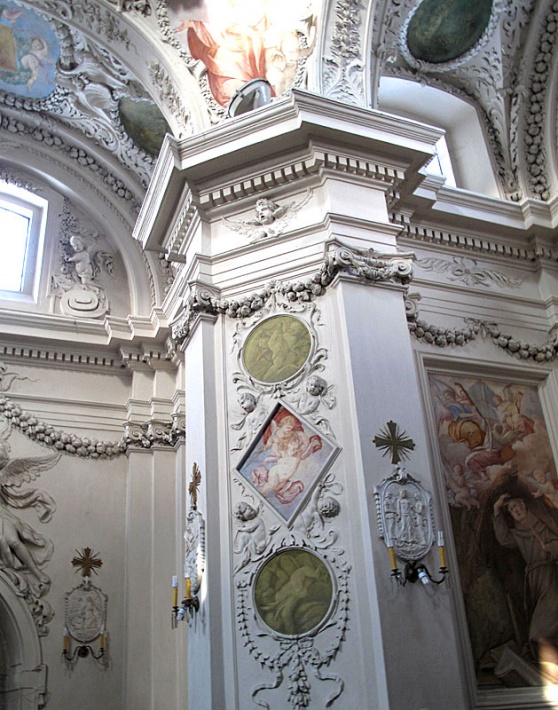 kościół św. Antoniego na Czerniakowie - filar dźwigający kopułę