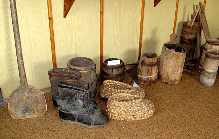 buty oraz sprzęty drewniane