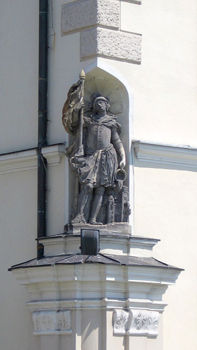ratusz w Głogówku - figura św. Floriana w południowo-zachodnim narożu budynku