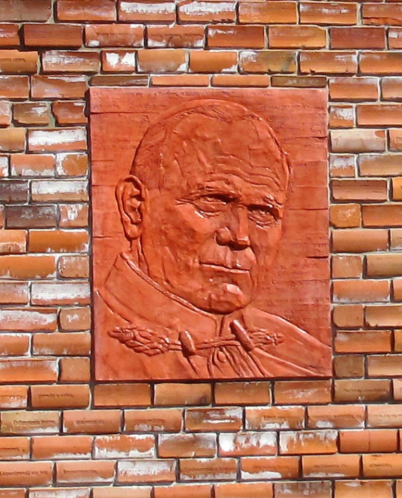 Biblioteka Świętego Pielgrzyma w Głogowie - miedziana płaskorzeźba Jana Pawła II