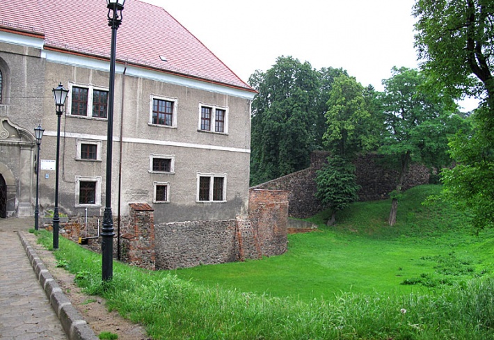 zamek w Kożuchowie, fosa i średniowieczne mury obronne