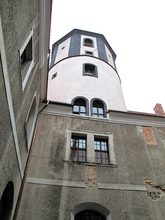 zamek w Kożuchowie - wieża zamkowa widziana z dziedzińca