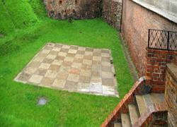 zamek w Kożuchowie - szachownica plenerowa w fosie zamkowej