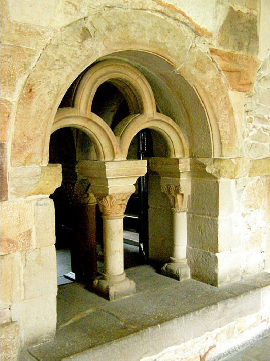 klasztor cysterski w Wąchocku - piękne biforia doświetlające kapitularz od strony krużganków