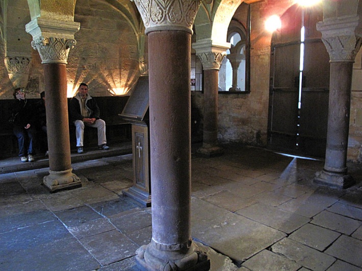 klasztor cysterski w Wąchocku - romański kapitularz ze sklepieniem wspartym na czterech kolumnach