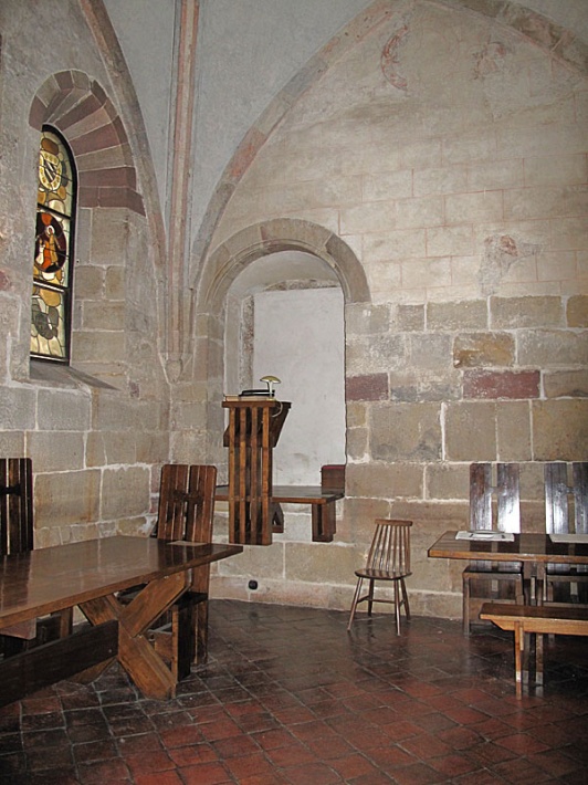 klasztor cysterski w Wąchocku - refektarz, podczas posiłków przy tym pulpicie zasiadał lektor czytający Pismo Święte